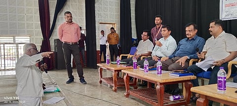 ಎಚ್.ಡಿ.ಕೋಟೆ ಪಟ್ಟಣದ ಡಾ.ಬಿ.ಆರ್.ಅಂಬೇಡ್ಕರ್ ಸಮುದಾಯ ಭವನದಲ್ಲಿ ಹಮ್ಮಿಕೊಂಡಿದ್ದ ಲೋಕಯುಕ್ತ ರಿಂದ ಸಾರ್ವಜನಿಕ ರಿಂದ ದೂರು ಸ್ವೀಕಾರ ಕಾರ್ಯಕ್ರಮದಲ್ಲಿ ಲೋಕಯುಕ್ತ ಡಿವೈಎಸ್ಪಿ ಶೈಲೇಂದ್ರ ಅವರಿಗೆ ಲಾರಿ ಪ್ರಕಾಶ್ ದೂರು ಮಾಡುತ್ತಿರುವುದು.