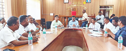 ಎಚ್.ಡಿ.ಕೋಟೆ ಪಟ್ಟಣದ ತಹಸೀಲ್ದಾರ್ ಕಚೇರಿ ಸಭಾಂಗಣದಲ್ಲಿ ಉಪವಿಭಾಗಾಧಿಕಾರಿ ಮಂಜುನಾಥ್ ಅಧ್ಯಕ್ಷತೆಯಲ್ಲಿ ಆದಿವಾಸಿ ಮುಖಂಡರ ಜತೆ ಎಸ್‌ಐಆರ್ ಕುರಿತ ಜಾಗೃತಿ ಸಭೆ ಆಯೋಜಿಸಲಾಗಿತ್ತು. ತಹಸೀಲ್ದಾರ್ ಶ್ರೀನಿವಾಸ್, ಜಿ.ಆರ್ ಮಹೇಶ್ ನಾಗರಾಜು ಇದ್ದರು.