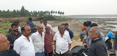 ಕೆ.ಎಂ.ದೊಡ್ಡಿ ಸಮೀಪದ ಮುಟ್ಟನಹಳ್ಳಿ ಗ್ರಾಮದ ಬಳಿ ಇರುವ ಸೂಳೆಕೆರೆ ಕಾಮಗಾರಿಗೆ ಚಾಲನೆ ನೀಡುವ ಸಂಬಂಧ ಶಾಸಕ ಕದಲೂರು ಉದಯ್ ಕಾವೇರಿ ನೀರಾವರಿ ನಿಗಮದ ಅಧಿಕಾರಿಗಳ ಜತೆಗೂಡಿ ಸ್ಥಳ ಪರಿಶೀಲಿಸಿ, ಕೆರೆ ವೀಕ್ಷಿಸಿದರು. 