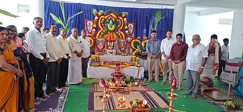 ಹನುಮಂತನಗರದಲ್ಲಿ ಭಾರತೀ ವಸತಿ ಸಂಯುಕ್ತ ಪದವಿ ಪೂರ್ವ ಕಾಲೇಜಿನ ಆವರಣದಲ್ಲಿ ನೂತನ ವಸತಿ ನಿಲಯಕ್ಕೆ  ವಿಧಾನ ಪರಿಷತ್ ಸದಸ್ಯ, ಭಾರತೀ ಶಿಕ್ಷಣ ಸಂಸ್ಥೆಯ ಚೇರ‌್ಮನ್ ಮಧು ಜಿ.ಮಾದೇಗೌಡ ಚಾಲನೆ ನೀಡಿದರು. ಜಿ.ಡಿ.ಹಳ್ಳಿ ಸಿದ್ದೇಗೌಡ,  ಕೆ.ಎಸ್.ಗೌಡ,  ಎಸ್. ನಾಗರಾಜು ಇತರರು ಇದ್ದರು. 