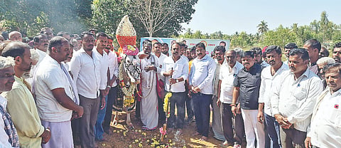 ಹೊನ್ನಾಯಕನಹಳ್ಳಿ ಗ್ರಾಮದ ಬಸವನಗೋರಿ ಬಳಿ ಕಾವೇರಿ ನೀರಾವರಿ ನಿಗಮದ ವತಿಯಿಂದ ಸುಮಾರು 35 ಕೋಟಿ ರೂ. ವೆಚ್ಚದಲ್ಲಿ ಮದ್ದೂರು ತಾಲೂಕಿನ ಹೆಬ್ಬಕವಾಡಿ ಮುಖ್ಯನಾಲೆ, ವಿತರಣಾ ನಾಲೆಗಳು ಹಾಗೂ ಪಿಕಪ್ ನಾಲೆಗಳ ಆಧುನಿಕರಣ ಕಾಮಗಾರಿಗೆ ಶಾಸಕ ಕದಲೂರು ಉದಯ್ ಭೂಮಿ ಪೂಜೆ ನೆರವೇರಿಸಿದರು. ಸ್ಟಾರ್ ಚಂದ್ರು, ಬಿ.ಬಸವರಾಜು, ಅಣ್ಣೂರು ರಾಜೀವ್,   ಹರೀಶ್ ಬಾಬು ಇತರರು ಇದ್ದರು.
