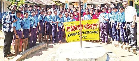 ಕುಶಾಲನಗರದ ಸರ್ಕಾರಿ ಮಾದರಿ ಪ್ರಾಥಮಿಕ ಶಾಲೆಯಲ್ಲಿ ಆಯೋಜಿಸಿದ್ದ ಉಪನ್ಯಾಸ ಕಾರ್ಯಕ್ರಮದಲ್ಲಿ ವಿದ್ಯಾರ್ಥಿಗಳು ಪಾಲ್ಗೊಂಡಿದ್ದರು. ಎಚ್.ಎಂ. ವೆಂಕಟೇಶ, ಮಂಜೇಶ್ ಮತ್ತಿತರರಿದ್ದರು.