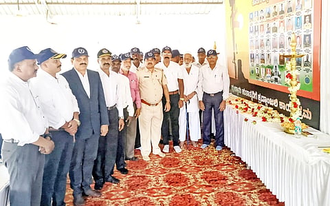 ಕುಶಾಲನಗರದ ಎಪಿಸಿಎಂಎಸ್ ಸುವರ್ಣ ಸಭಾಂಗಣದಲ್ಲಿ ಆಯೋಜಿಸಿದ್ದ ಕಾರ್ಯಕ್ರಮದಲ್ಲಿ ಯೋಧರ ಭಾವಚಿತ್ರಗಳಿಗೆ ಪುಷ್ಪನಮನ ಸಲ್ಲಿಸಲಾಯಿತು. ಅಪ್ಪಚ್ಚು ರಂಜನ್, ವಿ.ಪಿ.ಶಶಿಧರ್, ಎಂ.ಎಚ್.ನಜೀರ್‌ಅಹಮದ್, ಹಂಡ್ರಂಗಿ ನಾಗರಾಜು ,ಪ್ರದೀಪ್‌ಕುಮಾರ್ ಇತರರಿದ್ದರು.
