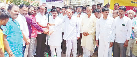 ಕಂದಕೂರು ಗ್ರಾಮದಲ್ಲಿ ರಸ್ತೆ ವಿಸ್ತರಣೆ ಹಾಗೂ ಡಾಂಬರೀಕರಣದ ಭೂಮಿ ಪೂಜೆ ಕಾರ್ಯಕ್ರಮಕ್ಕೆ ಮುಖ್ಯಸಚೇತಕ ದೊಡ್ಡನಗೌಡ ಪಾಟೀಲ್ ಚಾಲನೆ ನೀಡಿದರು. ಜಿಪಂ ಮಾಜಿ ಸದಸ್ಯ ಕೆ.ಮಹೇಶ, ಲೋಕೋಪಯೋಗಿ ಇಲಾಖೆ ಎಇಇ ಸುಧಾಕರ್ ಕಾತರಕಿ, ಗುತ್ತಿಗೆದಾರ್ ಡಿ.ಎಸ್.ಕಂದಕೂರು, ಮುಖಂಡ ಕಲ್ಲೇಶ ತಾಳದ್ ಇನ್ನಿತರರಿದ್ದರು.