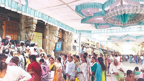  ಕೊಟ್ಟೂರಿನ ಕೊಟ್ಟೂರೇಶ್ವರ ದೇವಸ್ಥಾನದಲ್ಲಿ ಭಕ್ತರು ದರ್ಶನಕ್ಕಾಗಿ ಸಾಲು ನಿಂತಿರುವುದು. 
