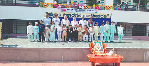 ಕಬ್ಬೂರ ಓಂ ಸೆಂಟ್ರಲ್ ಪಬ್ಲಿಕ್ ಸ್ಕೂಲ್ ಹಾಗೂ ಅನ್ನಪೂರ್ಣಾ ಬಿ.ಬೆಲ್ಲದ ಕಲಾ, ವಾಣಿಜ್ಯ,  ವಿಜ್ಞಾನ ಪದವಿಪೂರ್ವ ಮಹಾವಿದ್ಯಾಲಯದಲ್ಲಿ ಮಕ್ಕಳ ದಿನ ಆಚರಿಸಲಾಯಿತು.