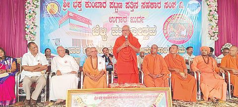 ಭಕ್ತ ಕುಂಬಾರ ಸಂಘದ ರಜತ ಮಹೋತ್ಸವದಲ್ಲಿ ವಿಜಯಪುರ ಜ್ಞಾನಯೋಗಾಶ್ರಮದ ಅಧ್ಯಕ್ಷ ಬಸವಲಿಂಗ ಸ್ವಾಮೀಜಿ ಮಾತನಾಡಿದರು. ಮಹೇಶಾನಂದ ಸ್ವಾಮೀಜಿ, ಆನಂದ ಕುಂಬಾರ, ಕಾಶೀನಾಥ ಶ್ರೀ, ಶಿವಶರಣಾನಂದ ಶ್ರೀ, ಬಸವೇಶ್ವರ ಸ್ವಾಮೀಜಿ, ಶಿವಪ್ರಸಾದ ದೇವರು, ಸಿದ್ಧಪ್ರಸಾದ ಸ್ವಾಮೀಜಿ, ಗಿರಿಜಾನಂದ ಸ್ವಾಮೀಜಿ ಇತರರಿದ್ದರು.