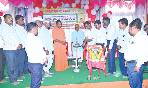 ಕಕಮರಿಯ ಅಮ್ಮಾಜೇಶ್ವರಿ ಪ್ರೌಢಶಾಲೆಯಲ್ಲಿ ಹಮ್ಮಿಕೊಂಡಿದ್ದ ಎಸ್ಸೆಸ್ಸೆಲ್ಸಿ ವಿದ್ಯಾರ್ಥಿಗಳ ಬೀಳ್ಕೊಡುಗೆ ಸಮಾರಂಭವನ್ನು ಸಿದ್ಧೇಶ್ವರ ಹಿರೇಮಠ ಉದ್ಘಾಟಿಸಿದರು. ಆತ್ಮಾರಾಮ ಸ್ವಾಮೀಜಿ, ಅಪ್ಪಾಸಾಬ ಈರಗೌಡ, ಗಿರಮಲ್ಲ ಜನಗೌಡ ಇತರರಿದ್ದರು.