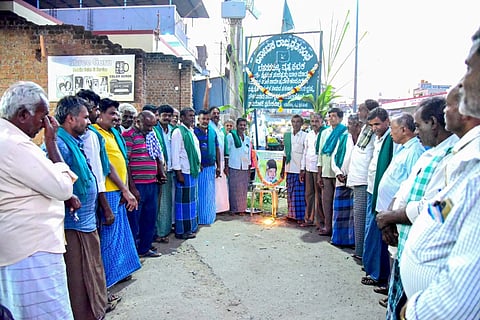  ಮದ್ದೂರು ತಾಲೂಕಿನ ಬೆಸಗರಹಳ್ಳಿಯಲ್ಲಿ ರೈತ ಸಂಘದ ರೈತ ನಾಯಕ ಪ್ರೊ.ನಂಜುಂಡಸ್ವಾಮಿ ಅವರ ಜಯಂತಿಯನ್ನು ಆಚರಣೆ ಮಾಡಲಾಯಿತು. ಪ್ರಭುಲಿಂಗು, ಪಣ್ಣೆದೊಡ್ಡಿ ವೆಂಕಟೇಶ್, ಶಿವಲಿಂಗಯ್ಯ, ಮರಲಿಂಗು, ದಿನೇಶ್, ಜಗದೀಶ್, ರಮೇಶ್, ಸ್ವಾಮಿ ಇದ್ದರು.