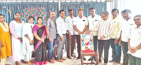 ಮದ್ದೂರು ನಗರದ ಡಾ.ಎಚ್.ಕೆ.ಮರಿಯಪ್ಪ ಕಾನ್ವೆಂಟಿನಲ್ಲಿ ಡಾ.ಬಿ.ಆರ್.ಅಂಬೇಡ್ಕರ್ ಜಯಂತಿ ಆಚರಿಸಲಾಯಿತು. ಸಿ.ಅಪೂರ್ವಚಂದ್ರ, ಯು.ಎಸ್.ಶಿವಕುಮಾರ್, ಕೃಷ್ಣ, ಚಂದ್ರಶೇಖರ್, ಮಹೇಶ್, ವರದರಾಜು, ಯು.ಎಸ್.ರವಿ ಇದ್ದರು.