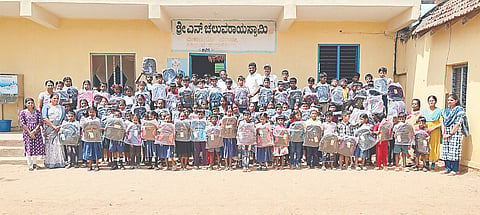  ಮದ್ದೂರು ನಗರದ ಸರ್ಕಾರಿ ಆಯುಷ್ ಆಸ್ಪತ್ರೆಯಲ್ಲಿ ಮದ್ದೂರು ಅರ್ಜುನಪುರಿ ಆಲಯನ್ಸ್ ಕ್ಲಬ್ ವತಿಯಿಂದ ಆಯೋಜಿಸಲಾಗಿದ್ದ ಬಿ.ಸಿ.ರಾಯ್ ಜನ್ಮದಿನಾಚರಣೆಯ ಅಂಗವಾಗಿ ಹಮ್ಮಿಕೊಂಡಿದ್ದ ವೈದ್ಯರ ದಿನಾಚರಣೆಯಲ್ಲಿ ವೈದ್ಯರನ್ನು ಅಭಿನಂದಿಸಲಾಯಿತು. ಕವಿತಾ, ಯು.ಎಸ್.ರವಿ, ಸುನೀತಾ, ನಾಗರಾಜು, ಚಿಕ್ಕಣ್ಣಗೌಡ ಇದ್ದರು.