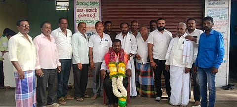  ಮದ್ದೂರು ನಗರದಲ್ಲಿ ಕಲಾವಿದರ ಸಂಘದ ವತಿಯಿಂದ ರಾಜ್ಯ ಸಾಮಾಜಿಕ ನಾಟಕ ನಿರ್ದೇಶಕ ಸಂಘದ ರಾಜ್ಯಾಧ್ಯಕ್ಷ ಎಚ್.ಮಲ್ಲಿಗೆರೆ ಬಿ.ರಾಮಕೃಷ್ಣ ಅವರನ್ನು ಸನ್ಮಾನಿಸಲಾಯಿತು. ಕೆ.ಎಲ್.ರವಿ, ಸಿ.ಕೆ.ಅಪ್ಪಾಜಿಗೌಡ, ಪೂಜಾರಿ ಮಹೇಶ್, ಸಂತೋಷ್, ಮಾಸ್ಟರ್ ಪುಟ್ಟಸ್ವಾಮಿ ಇದ್ದರು.
