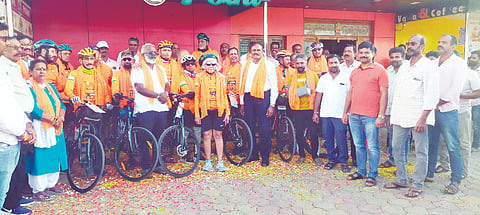 ಸ್ವದೇಶಿ ವಸ್ತು ಬಳಸಿ ದೇಶ ಉಳಿಸಿ ಅಭಿಯಾನದ ಅಂಗವಾಗಿ ಹಮ್ಮಿಕೊಂಡಿದ್ದ  ಸೈಕಲ್ ಜಾಥಾ ತಾಲೂಕಿನ ಸೋಮನಹಳ್ಳಿ ಸಿಪಾಯಿ ಹೋಟೆಲ್ ಬಳಿ ಆಗಮಿಸಿದಾಗ ಮಾಜಿ ಸೈನಿಕ ಸಿಪಾಯಿ ಶ್ರೀನಿವಾಸ್ ನೇತೃತ್ವದಲ್ಲಿ ಸಾರ್ವಜನಿಕರು ಪುಷ್ಪಾರ್ಚನೆ ಮೂಲಕ ಅದ್ದೂರಿ ಸ್ವಾಗತಿಸಿದರು. ಎವಿಕೆ ಮೋಹನ್, ರಮೇಶ್‌ನರಸಯ್ಯ, ವೇದಮೂರ್ತಿ, ಮೀರಾರಾಮ್ ನಾರಾಯಣ್, ಮಿತ್ರಶೆಣೈ, ಅಶೊಕ ಗುಲಾಟಿ, ಕರ್ನಲ್‌ಕಂದಸ್ವಾಮಿ ಇದ್ದರು.