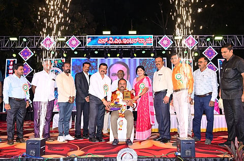  ಮದ್ದೂರು ತಾಲೂಕಿನ ಹೆಮ್ಮನಹಳ್ಳಿಯ ಎಸ್ ವಿ ಎಂ ಇಂಟರ್ ನ್ಯಾಷನಲ್ ಸ್ಕೂಲ್ ನಲ್ಲಿ ಆಯೋಜಿಸಿದ್ದ ಚಿಣ್ಣರ ಹಬ್ಬ ಕಾರ್ಯಕ್ರಮದಲ್ಲಿ ಶಾಸಕ ಕೆ.ಎಂ.ಉದಯ್ ಅವರನ್ನು ಅಭಿನಂದಿಸಲಾಯಿತು.  ಸಂಸ್ಥೆಯ ಅಧ್ಯಕ್ಷ ರೂಪಾ ದೇವರಾಜು, ಡಿವೈಎಸ್ಪಿ ಯಶ್ವಂತ್ ಕುಮಾರ್, ಬಿಇಒ ಧನಂಜಯ ಮುಖ್ಯ ಶಿಕ್ಷಕ ಸುಬ್ರಹ್ಮಣ್ಯ, ತಿಮ್ಮ ದಾಸೇಗೌಡರು, ಮುನಿರಾಜು, ನಾಗೇಶ್, ಇತರರು ಇದ್ದರು.