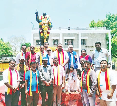 ಮದ್ದೂರು ನಗರದ ನಗರಸಭೆ  ಆವರಣದಲ್ಲಿರುವ ಡಾ.ಬಿ.ಆರ್.ಅಂಬೇಡ್ಕರ್ ಅವರ ಪುತ್ಥಳಿಗೆ ಕಸ್ತೂರಿ ಕರ್ನಾಟಕ ಜನಪರ ವೇದಿಕೆ ವತಿಯಿಂದ ಮಾಲಾರ್ಪಣೆ ಮಾಡಲಾಯಿತು. ವಿ.ಸಿ.ಉಮಾಶಂಕರ್, ಉಮೇಶ್, ವಿಶ್ವಾಸ್, ಗಗನಗೌಡ, ರಮೇಶ, ನವೀನ್, ವರದರಾಜು ಇದ್ದರು.