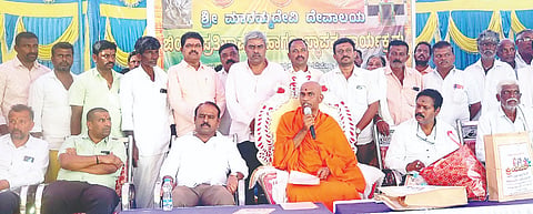 ಮದ್ದೂರು ತಾಲೂಕಿನ ಕೆ.ಹಾಗಲಹಳ್ಳಿ ಗ್ರಾಮದ ಶ್ರೀ ಮಾರಮ್ಮದೇವಿ ದೇವಾಲಯದ ಬಿಂಬ ಪ್ರತಿಷ್ಠಾಪನೆ ಹಾಗೂ ನಮ್ಮ ಕಳಶ ಲೋಕಾರ್ಪಣೆ ಕಾರ್ಯಕ್ರಮಕ್ಕೆ ಕೆಂಗೇರಿ ವಿಶ್ವ ಒಕ್ಕಲಿಗರ ಮಹಾಸಂಸ್ಥಾನದ ಮಠದ ಪೀಠಾಧ್ಯಕ್ಷ ನಿಶ್ಚಲಾನಂದನಾಥ ಶ್ರೀಗಳು ಸಾನ್ನಿಧ್ಯ ವಹಿಸಿ ಆಶೀರ್ವಚನ ನೀಡಿದರು. ಕೆ.ಎಂ.ಉದಯ್, ಹರೀಶ್‌ಬಾಬು, ಶಿವಲಿಂಗೇಗೌಡ, ರವೀಶ್ ಇದ್ದರು.