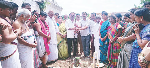 ಮದ್ದೂರು ತಾಲೂಕು ಮಾರಸಿಂಗನಹಳ್ಳಿ ಗ್ರಾಮದಲ್ಲಿ ತಿರುಮಲ ದೇವಾಲಯದ ಜೀರ್ಣೋದ್ಧಾರಕ್ಕೆ ಶಾಸಕರಾದ ಕೆ.ಎಂ.ಉದಯ್, ದಿನೇಶ್ ಗೂಳಿಗೌಡ ಭೂಮಿಪೂಜೆ ನೆರವೇರಿಸಿದರು. ವಿನುತಾ ಉದಯ್, ಹರೀಶ್‌ಬಾಬು, ಪಿ.ಸಂದರ್ಶ, ಪುಟ್ಟಸ್ವಾಮಿ ಇದ್ದರು.