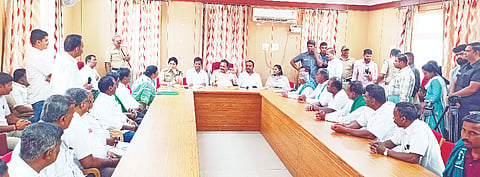 ಮದ್ದೂರು ಪ್ರವಾಸಿ ಮಂದಿರದಲ್ಲಿ ಆಯೋಜಿಸಿದ್ದ ಸಭೆಯಲ್ಲಿ ಸಚಿವ ಎನ್.ಚಲುವರಾಯಸ್ವಾಮಿ ಮಾತನಾಡಿದರು. ಕೆ.ಎಂ.ಉದಯ್, ಕುಮಾರ, ಕೆ.ಆರ್.ನಂದಿನಿ, ಶೋಭಾರಾಣಿ, ಪರುಶರಾಮ್ ಸತ್ತಿಗೇರಿ, ಸುನಂದಾ ಜಯರಾಮು ಇದ್ದರು.