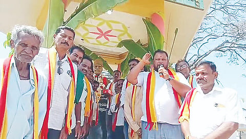 ಮದ್ದೂರು ನಗರದ ಮಳ್ಳವಳಿಯಲ್ಲಿ ರಸ್ತೆಯಲ್ಲಿ ಪ್ರೊ.ನಂಜುಂಡಸ್ವಾಮಿ ಅವರ ಹುಟ್ಟುಹಬ್ಬ ಅಂಗವಾಗಿ ಅವರ ಪುತ್ಥಳಿಗೆ ಮಾಲಾರ್ಪಣೆ ಮಾಡಲಾಯಿತು. ವಿ.ಸಿ.ಉಮಾಶಂಕರ್, ಅಲೂರು ಚನ್ನಪ್ಪ, ಎಂ.ಸಿ.ಲಿಂಗರಾಜು, ಉಮೇಶ್ ಇದ್ದರು.