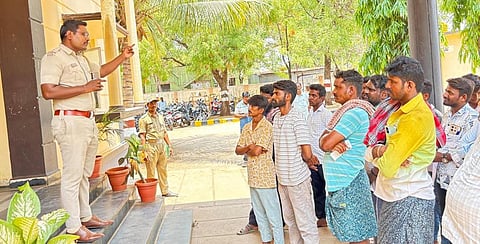 PENALTIಮುಂಡರಗಿಯಲ್ಲಿ ಪಿಎಸ್‌ಐ ಚನ್ನಯ್ಯ ದೇವೂರ ಅವರು ಸಂಚಾರ ನಿಯಮ ಉಲ್ಲಂಘಿಸಿದ ಸವಾರರ ಬೈಕ್ ವಶಕ್ಕೆ ಪಡೆದು ಸವಾರರಿಗೆ ಸಂಚಾರ ನಿಯಮ ಪಾಲಿಸುವಂತೆ ತಿಳಿವಳಿಕೆ ನೀಡಿದರು.