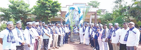 ಮೂಡಲಗಿ ಪಟ್ಟಣದ ಸರ್ಕಾರಿ ಪ್ರಾಥಮಿಕ ಶಾಲೆಯಲ್ಲಿ ಡಾ.ಅಂಬೇಡ್ಕರ್​ ಜಯಂತಿ ಅಂಗವಾಗಿ ಹಮ್ಮಿಕೊಂಡಿದ್ದ ಭಾವಚಿತ್ರ ಮೆರವಣಿಗೆಗೆ ಗಣ್ಯರು ಚಾಲನೆ ನೀಡಿದರು. ಶ್ರೀಶೈಲ ಗುಡಮೆ, ಚೇತನ ಜೋಗನ್ನವರ, ಪ್ರಸನ್ನ ನೇರ್ಲೆಕರ ಇತರರಿದ್ದರು.