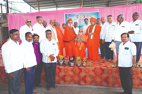 ಮುನವಳ್ಳಿ ಪಂಚಲಿಂಗೇಶ್ವರ ದೇವಸ್ಥಾನದಲ್ಲಿ ಮೌನಾನುಷ್ಠಾನ ಕೆಗೊಂಡಿದ್ದ ಶಿವಪಂಚಾರಿ ಸ್ವಾಮೀಜಿಯನ್ನು ಸನ್ಮಾನಿಸಲಾಯಿತು. ಚಂದ್ರಶೇಖರ ಶಿವಾಚಾರ್ಯರು, ವೀರಭದ್ರ ಶಿವಯೋಗಿ ಶಿವಾಚಾರ್ಯರು, ಅಂಬರೀಷ ಯಲಿಗಾರ, ಉಮೇಶ ಬಾಳಿ, ರಮೇಶ ಗೋಮಾಡಿ ಇತರರಿದ್ದರು.