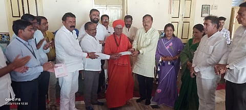 ಮುರಗೋಡ ಮಹಾಂತ ದುರದುಂಡೀಶ್ವರ ಮಠದಲ್ಲಿ ಅನ್ನ ದಾಸೋಹ ನಡೆಸುವಂತೆ ನೀಲಕಂಠ ಸ್ವಾಮೀಜಿಗೆ ಅಣ್ಣಾಸಾಹೇಬ ಜೊಲ್ಲೆ 10 ಲ ರೂ. ಮೊತ್ತದ ಚೆಕ್​ ನೀಡಿದರು. ಅಪ್ಪಾಸಾಹೇಬ ಕುಲಗೂಡೆ, ಶಾಸಕಿ ಶಶಿಕಲಾ ಜೊಲ್ಲೆ, ಮಹಾಂತೇಶ ದೊಡಗೌಡರ, ಅರವಿಂದಗೌಡ ಪಾಟೀಲ, ವಿರೂಪಾ ಮಾಮನಿ ಇತರರಿದ್ದರು. 