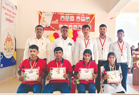 ಜಿಲ್ಲಾಮಟ್ಟದ ಕ್ರೀಡೆಯಲ್ಲಿ ಸಾಧನೆ ಮಾಡಿದ ವಿದ್ಯಾರ್ಥಿಗಳೊಂದಿಗೆ ಸತ್ಯಪ್ಪ ಬಿಷ್ಠೆ, ದಯಾನಂದ ಕಬ್ಬುರೆ, ಎಸ್.ಜಿ.ಕಾಂಬಳೆ, ಎ.ಎಸ್.ಮಗದ್ದುಮ್ ಇದ್ದಾರೆ.