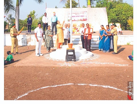 ಅಂಕಲಿ ಗ್ರಾಮದಲ್ಲಿರುವ ಗೋಮಟೇಶ ಶಿಕ್ಷಣ ಸಂಸ್ಥೆಯ ವಾರ್ಷಿಕ ಕ್ರೀಡಾಕೂಟವನ್ನು ಲಲಿತಾ ಮಗದುಮ್ಮ ಉದ್ಘಾಟಿಸಿದರು. ಪ್ರಸನ್ನ ಸವಣೂರು, ಎನ್.ಎಸ್. ನಿಡಗುಂದೆ ಇತರರಿದ್ದರು.