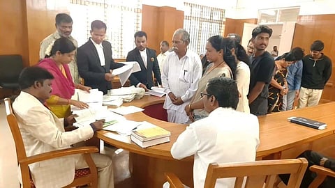 ಮುದ್ದೇಬಿಹಾಳ ಪಟ್ಟಣದ ನ್ಯಾಯಾಲಯದ ಸಂಕೀರ್ಣದಲ್ಲಿ ಹಮ್ಮಿಕೊಳ್ಳಲಾಗಿದ್ದ ರಾಷ್ಟ್ರೀಯ ಲೋಕ್ ಅದಾಲತ್ ಹಮ್ಮಿಕೊಳ್ಳಲಾಯಿತು. ನ್ಯಾಯಾಧಿಶ ಸಚಿನ್ ಕೌಶಿಕ್, ರವೀಂದ್ರಕುಮಾರ ಕಟ್ಟಿಮನಿ, ರವೀಂದ್ರಕುಮಾರ ಕಟ್ಟಿಮನಿ ಮತ್ತಿತರರಿದ್ದರು.
