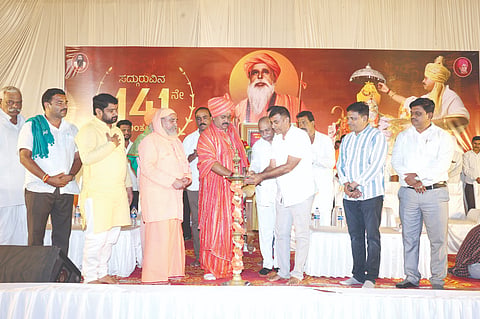 ಯಲ್ಲಾಲಿಂಗ ಮಹಾಪ್ರಭುಗಳ 141ನೇ ಜಯಂತ್ಯುತ್ಸವ ಕಾರ್ಯಕ್ರಮಕ್ಕೆ ಗಣ್ಯರು ಚಾಲನೆ ನೀಡಿದರು. ಡಾ.ಮುರುಘರಾಜೇಂದ್ರ ಸ್ವಾಮೀಜಿ, ಶಿವಾನಂದ ಸ್ವಾಮೀಜಿ, ಸದಾಶಿವ ದೇಸಿಂಗೆ ಇತರರಿದ್ದರು.