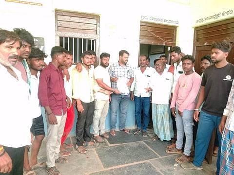 WATER ನರೇಗಲ್ಲ ಸಮೀಪದ ಕೋಟುಮಚಗಿ ಗ್ರಾಮಸ್ಥರು ಕುಡಿಯುವ ನೀರಿನ ಸಮಸ್ಯೆ ಪರಿಹರಿಸಬೇಕೆಂದು ಆಗ್ರಹಿಸಿ ಪಿಡಿಒಗೆ ಮನವಿ ಸಲ್ಲಿಸಿದರು.