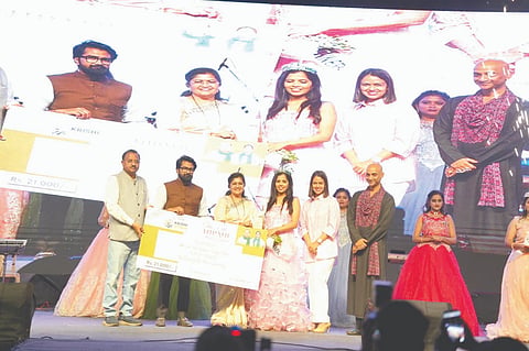 ಮಿಸೆಸ್ ನಿಪ್ಪಾಣಿ ವಿಜೇತೆ ಐಶ್ವರ್ಯಾ ಖಾಂಡಕೆ ಅವರಿಗೆ ಮಾಜಿ ಸಂಸದ ಅಣ್ಣಾಸಾಹೇಬ ಜೊಲ್ಲೆ, ಶಾಸಕಿ ಶಶಿಕಲಾ ಜೊಲ್ಲೆ, ಬಸವಪ್ರಸಾದ ಜೊಲ್ಲೆ ಬಹುಮಾನ ವಿತರಿಸಿದರು.