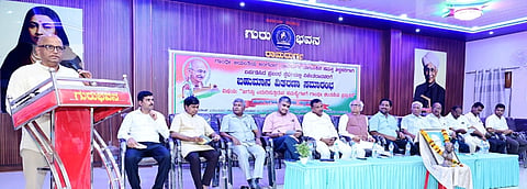 ರಾಮದುರ್ಗದಲ್ಲಿ ಹಮ್ಮಿಕೊಂಡಿದ್ದ ಕಾರ್ಯಕ್ರಮದಲ್ಲಿ ಪತ್ರಕರ್ತ ದಿನೇಶ ಅಮ್ಮಿನಮಟ್ಟು ಮಾತನಾಡಿದರು. ಸುಧೀಂದ್ರ ಕುಲಕರ್ಣಿ, ಪ್ರೊ.ಮಂಜುನಾಥ ಹಿರೇಮಠ, ಹಣಮಂತ್ರಾಯ ಬಿರಾದಾರ ಇತರರಿದ್ದರು.