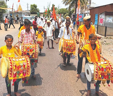 ಹಲಗತ್ತಿ ಗ್ರಾಮದಲ್ಲಿ ಹೇಮರಡ್ಡಿ ಮಲ್ಲಮ್ಮ ಜಯಂತ್ಯುತ್ಸವ ಅಂಗವಾಗಿ ಮಲ್ಲಮ್ಮನವರ ಭಾವಚಿತ್ರದ ಮೆರವಣಿಗೆ ಜರುಗಿತು.