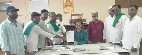 ರೈತರಿಗೆ ಬೆಳೆ ಹಾನಿ ನೀಡಬೇಕು ಎಂದು ಆಗ್ರಹಿಸಿ ಭಾರತೀಯ ಕಿಸಾನ್​ ಸಂ ತಹಸೀಲ್ದಾರ್​ ಪ್ರಕಾಶ ಹೊಳೆಪ್ಪಗೋಳಗೆ ಮನವಿ ಸಲ್ಲಿಸಿತು. ಬಸವರಾಜ ಕೋಣನ್ನವರ, ಸುರೇಶ ನಂದೆಪ್ಪನವರ, ನಿಂಗಪ್ಪ ಗುದಗಿ ಇತರರಿದ್ದರು.