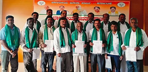 ಚಾಮರಾಜನಗರದ ಜಿಲ್ಲಾ ಬಿಜೆಪಿ ಕಚೇರಿಯಲ್ಲಿ  ಬಿಜೆಪಿ ರೈತ ಮೋರ್ಚಾದ ನೂತನ ಪದಾಧಿಕಾರಿಗಳಿಗೆ  ಮಂಗಳವಾರ ಆದೇಶ ಪತ್ರ ವಿತರಿಸಲಾಯಿತು. ಬೇಡರಪುರ ಬಸವಣ್ಣ, ಹೊನ್ನೂರು ಮಹದೇವಸ್ವಾಮಿ, ಶಿವಕುಮಾರ್ ಬೂದಿತಿಟ್ಟು, ಹೊನ್ನಹಳ್ಳಿ ಆರ್.ಪುರುಷೋತ್ತಮ್,  ಕೊಮಾರನಪುರ ಚಂದ್ರಶೇಖರ್ ಮತ್ತು ಇತರರು ಇದ್ದರು.