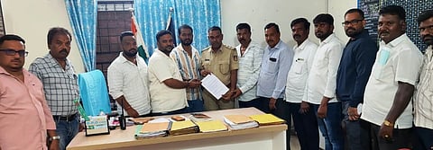 ಚಾಮರಾಜನಗರದ ಪಟ್ಟಣ ಪೊಲೀಸ್ ಠಾಣೆಯಲ್ಲಿ ಎಐಸಿಸಿ ಅಧ್ಯಕ್ಷ ಮಲ್ಲಿಕಾರ್ಜುನ ಖರ್ಗೆ ವಿರುದ್ಧ  ಬಿಜೆಪಿ ಯುವ ಮೋರ್ಚಾದ ನಗರ ಘಟಕದ ಸದಸ್ಯರು ದೂರು ನೀಡಿದರು. ಪ್ರವೀಣ್ ನಾಯಕ್, ಸೂರ್ಯಕುಮಾರ್, ಆನಂದ್ ಭಗೀರಥ, ಶಿವುವಿರಾಟ್, ಕೋಡಿಉಗನೆ ಮಂಜುನಾಥ್, ನಟರಾಜು, ಕೂಸಣ್ಣ ಇತರರು ಹಾಜರಿದ್ದರು.