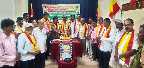 ಚಾಮರಾಜನಗರದ ಕನ್ನಡ ಸಾಹಿತ್ಯ ಪರಿಷತ್ತು ಕಚೇರಿಯಲ್ಲಿ ಶ್ರೀಗಂಧ ಕನ್ನಡ ಯುವ ವೇದಿಕೆ ಗಡಿನಾಡು ಕನ್ನಡ ಹೋರಾಟ ವೇದಿಕೆ ವತಿಯಿಂದ ಶನಿವಾರ ಆಯೋಜಿಸಿದ್ದ ಮೈಸೂರು ಸಂಸ್ಥಾನದ ಮಹಾರಾಜ ರಾಜರ್ಷಿ ನಾಲ್ವಡಿ ಕೃಷ್ಣರಾಜ ಒಡೆಯರ್ ಜಯಂತಿ ಕಾರ್ಯಕ್ರಮವನ್ನು ಸಮಾಜಸೇವಕ ಶ್ರೀನಿಧಿ ಕುದರ್ ಉದ್ಘಾಟಿಸಿದರು. ಚಾ.ರಂ.ಶ್ರೀನಿವಾಸಗೌಡ, ರವಿಚಂದ್ರಪ್ರಸಾದ್, ರಾಚಪ್ಪ, ಪಣ್ಯದಹುಂಡಿ ರಾಜು, ಸಿ.ರಂಗಸ್ವಾಮಿ, ಲಿಂಗರಾಜು ಇತರರಿದ್ದರು.