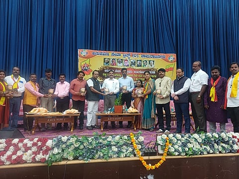  ಚಾಮರಾಜನಗರ ಡಾ.ರಾಜ್‌ಕುಮಾರ್ ರಂಗಮಂದಿರದಲ್ಲಿ ಭಾನುವಾರ ಆಯೋಜಿಸಿದ್ದ ಅನುಪಮಾ ಟ್ರಸ್ಟ್‌ನ ಮೊದಲ ವರ್ಷದ ವಾರ್ಷಿಕೋತ್ಸವ ಸಮಾರಂಭದ ಕೃತಿ ಬಿಡುಗಡೆ ಮಾಡಲಾಯಿತು. ಡಾ.ಪಿ.ಪ್ರೇಮಾ, ಆರ್.ನಂಜುಂಡಯ್ಯ, ಪ್ರಸನ್ನಕುಮಾರ್, ಬಳೇಪೇಟೆ ಪ್ರಕಾಶ್, ಕಿರಣ್ ಮತ್ತು ಇತರರು ಉಪಸ್ಥಿತರಿದ್ದರು.