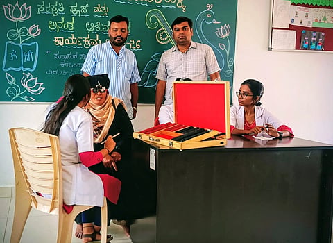 ಚಾಮರಾಜನಗರ ತಾಲೂಕಿನ ಸಂತೇಮರಹಳ್ಳಿಯ ಇನ್ಫಿನಿಟಿ ಆಂಗ್ಲ ಮಾಧ್ಯಮ ಶಾಲೆಯಲ್ಲಿ ಜೆಎಸ್‌ಬಿ ಪ್ರತಿಷ್ಠಾನದ ವತಿಯಿಂದ ಶನಿವಾರ ಉಚಿತ ನೇತ್ರ ತಪಾಸಣಾ ಶಿಬಿರ ನಡೆಯಿತು. ಡಿ.ಮಂಜುನಾಥ್, ಎಸ್.ಶಶಿಕುಮಾರ್, ಡಾ.ಜಸ್ನಾ, ಡಾ.ಮೇಘನಾ, ಡಾ.ವನ್ಶಿಕಾ, ಲೇಖನಾ ಇದ್ದರ.