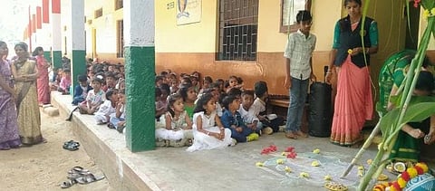 ಚಾಮರಾಜನಗರ ತಾಲೂಕಿನ ಅಂಕನಶೆಟ್ಟಿಪುರ ಗ್ರಾಮದ ಪ್ರೇರಣಾ ವಿದ್ಯಾಸಂಸ್ಥೆಯಲ್ಲಿ ಸಂಕ್ರಾಂತಿ ಹಬ್ಬದ ಪ್ರಯುಕ್ತ ಧಾನ್ಯದ ರಾಶಿಗೆ ಪೂಜೆ ಸಲ್ಲಿಸಲಾಯಿತು. ಶಾಲೆಯ ಶಿಕ್ಷಕರು ಮತ್ತು ವಿದ್ಯಾರ್ಥಿಗಳು ಹಾಜರಿದ್ದರು.