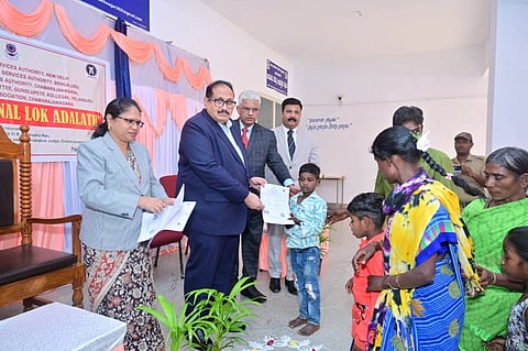  ಚಾಮರಾಜನಗರದ ಜಿಲ್ಲಾ ನ್ಯಾಯಾಲಯದ ಆವರಣದಲ್ಲಿ ಶನಿವಾರ ಆಯೋಜಿಸಿದ್ದ 2026ನೇ ಸಾಲಿನ ಮೊದಲ ರಾಷ್ಟ್ರೀಯ ಲೋಕ್ ಅದಾಲತ್ ಕಾರ್ಯಕ್ರಮದಲ್ಲಿ ಕರ್ನಾಟಕ ಉಚ್ಛ ನ್ಯಾಯಾಲಯದ ನ್ಯಾಯಮೂರ್ತಿ ಹಾಗೂ ಜಿಲ್ಲಾ ಆಡಳಿತಾತ್ಮಕ ನ್ಯಾಯಾಧೀಶ ಡಾ. ಕೆ. ಮನ್ಮಧರಾವ್ ಆದಿವಾಸಿ ಜನರ ಮಕ್ಕಳಿಗೆ ಜನನ ಪ್ರಮಾಣಪತ್ರವನ್ನು ವಿತರಣೆ ಮಾಡಿದರು.  ಜಿ. ಪ್ರಭಾವತಿ, ಎಸ್.ಜೆ.ಕೃಷ್ಣ, ಈಶ್ವರ, ಪುಟ್ಟಸ್ವಾಮಿ ಇದ್ದರು.