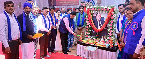  ಚಾಮರಾಜನಗರದ ಸಿಮ್ಸ್ ಬೋದನಾ ಆಸ್ಪತ್ರೆಯ ಆವರಣದಲ್ಲಿ ಮಂಗಳವಾರ ಆಯೋಜಿಸಿದ್ದ ಭಾರತ ರತ್ನ ಸಂವಿಧಾನ ಶಿಲ್ಪಿ ಡಾ.ಬಿ.ಆರ್ ಅಂಬೇಡ್ಕರ್ ಅವರ 135ನೇ ಜನ್ಮ ದಿನಾಚರಣೆ ಕಾರ್ಯಕ್ರಮದಲ್ಲಿ ಅಂಬೇಡ್ಕರ್ ಅವರ ಭಾವಚಿತ್ರಕ್ಕೆ ಡೀನ್ ಹಾಗೂ ನಿರ್ದೆಶಕ ಡಾ. ಎಚ್.ಜಿ. ಮಂಜುನಾಥ್ ಪುಷ್ಪಾರ್ಚನೆ ಮಾಡಿದರು. ಡಾ.ಚಿನ್ನಬೋವಿ, ಡಾ.ಕೆ.ಟಿ.ಅಜಯ್,  ಡಾ.ಏಜಾಜ್‌ಉಲ್ಲಾ ಖಾನ್, ಡಾ.ಮಾರುತಿ, ಚಂದ್ರಕಲಾ ವಿ.ಶೇಷಾಧ್ರಿ, ಜಮುನಾ, ಕೃಷ್ಣಮೂರ್ತಿ, ಡಾ.ಶಿವಸ್ವಾಮಿ, ಮಹೇಶ್, ಕೃಷ್ಣ ಮೂರ್ತಿ ಇತರರು ಹಾಜರಿದ್ದರು.
