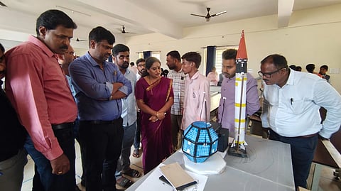 ಚಾಮರಾಜನಗರದ ಸರ್ಕಾರಿ ಪ್ರಥಮ ದರ್ಜೆ ಕಾಲೇಜಿನಲ್ಲಿ ಶುಕ್ರವಾರ ವಿಜ್ಞಾನ ಮಾದರಿ ಪ್ರದರ್ಶನ ಕಾರ್ಯಕ್ರಮವನ್ನು ಆಯೋಜಿಸಲಾಗಿತ್ತು.  ಡಾ. ಆರ್.ಎಸ್.ಅಶ್ವಿನಿ, ಡಾ.ಚಿನ್ಮಯ್ ಭಟ್, ಡಾ.ಶಿವಪ್ರಸಾದ್, ಚಂದ್ರಶೇಖರ್, ಲೋಕೇಶ್, ಡಾ.ಮಲ್ಲೇಶ್, ಡಾ.ನೀಲಕಂಠಸ್ವಾಮಿ ಇತರರು ಇದ್ದರು.
