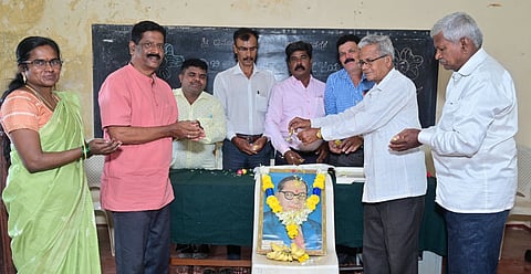  ಚಾಮರಾಜನಗರದ ನ್ಯಾಯಾಲಯ ರಸ್ತೆಯಲ್ಲಿರುವ ಶ್ರೀರಾಮಚಂದ್ರ ವಿದ್ಯಾಸಂಸ್ಥೆಯಲ್ಲಿ 135ನೇ ಡಾ.ಬಿ.ಆರ್.ಅಂಬೇಡ್ಕರ್ ಜಯಂತಿ ಕಾರ್ಯಕ್ರಮದಲ್ಲಿ ಪುಷ್ಪಾರ್ಚನೆ ನೆರವೇರಿಸಲಾಯಿತು. ರುದ್ರಮೂರ್ತಿ,  ಎಂ.ಎಸ್.ಮಾದಯ್ಯ, ಬಿ.ಮಹದೇವಯ್ಯ, ಮಹೇಶ್, ರತ್ನಮ್ಮ, ರಂಗಸ್ವಾಮಿ, ಕುಮಾರ್, ಪರಶಿವಮೂರ್ತಿ ಇತರರು ಇದ್ದರು.
