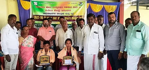  ಚಾಮರಾಜನಗರ ತಾಲೂಕಿನ ಬಿಸಲವಾಡಿ ಹಾಲು ಉತ್ಪಾದಕರ ಸಹಕಾರ ಸಂಘದದ 2025- 2026 ನೇ ವಾರ್ಷಿಕ ಮಹಾಸಭೆಯನ್ನು ವಿದ್ಯಾರ್ಥಿಗಳಾದ ವೀರಭದ್ರಸ್ವಾಮಿ, ಮಹದೇವಮ್ಮ ಅವರನ್ನು ಸನ್ಮಾನಿಸಲಾಯಿತು. ಚಾಮುಲ್ ನಿರ್ದೇಶಕರಾದ ಎಚ್.ಎಸ್. ಬಸವರಾಜು, ಸದಾಶಿವಮೂರ್ತಿ, ಶಿವಬಸಪ್ಪ, ಪಿ.ಎಂ.ಭಾಗ್ಯರಾಜ್, ನಾಗರಾಜು, ಬಿ.ಬಿ.ನಾಗರಾಜು, ಸಿ.ರಾಜಶೇಖರ್, ರವಿ ಇತರರು ಇದ್ದರು.