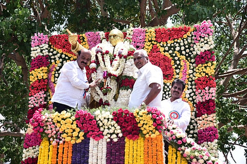 ಚಾಮರಾಜನಗರದ ಜಿಲ್ಲಾಡಳಿತ ಭವನದ ಮುಂಭಾಗ ಇರುವ ಡಾ.ಬಿ.ಆರ್.ಅಂಬೇಡ್ಕರ್ ಪುಸ್ಥಳಿಗೆ ಸಚಿವ ಕೆ.ವೆಂಕಟೇಶ್, ಕಾಡಾ ಅಧ್ಯಕ್ಷ ಪಿ.ಮರಿಸ್ವಾಮಿ, ಚುಡಾ ಅಧ್ಯಕ್ಷ ಮಹಮದ್ ಅಸ್ಗರ್(ಮುನ್ನ) ಮಾಲಾರ್ಪಣೆ ಮಾಡಿದರು.