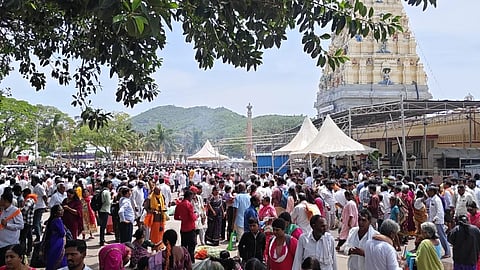 ಅಮಾವಾಸ್ಯೆ ಪ್ರಯುಕ್ತ ಮಲೆ ಮಹದೇಶ್ವರ ಬೆಟ್ಟದ ದೇವಸ್ಥಾನದ ಗರ್ಭಗುಡಿಯನ್ನು ವಿಶೇಷ ಹೂಗಳಿಂದ ಅಲಂಕಾರ ಮಾಡಿರುವುದು.