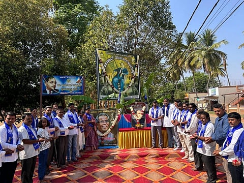 ಚಾಮರಾಜನಗರದ ನಗರದ ಹೌಸಿಂಗ್ ಬೋರ್ಡ್ ಕಾಲನಿಯಲ್ಲಿರುವ ಡಾ.ಬಿ.ಆರ್.ಅಂಬೇಡ್ಕರ್ ಉದ್ಯಾನವನದಲ್ಲಿ ಮಂಗಳವಾರ ಆಯೋಜಿಸಿದ್ದ ಸಂವಿಧಾನ ಶಿಲ್ಪಿ ಡಾ.ಬಿ.ಆರ್.ಅಂಬೇಡ್ಕರ್ ಅವರ 135ನೇ ಜನ್ಮ ದಿನಾಚರಣೆ ಕಾರ್ಯಕ್ರಮ ನಡೆಯಿತು. ಮಹೇಶ್ ಕುದರ್, ಉಮೇಶ್ ಕುದರ್, ಮುಖಂಡ ಮಂಜುನಾಥ್ ಕುದರ್, ದಿಲೀಪ್ ಕುದರ್, ಶ್ರೀನಿಧಿ ಕುದರ್, ಬಿ.ಪಿ.ಶ್ರೀನಿವಾಸ್, ಡಾ.ನೀಲಾದೇವಿ, ನಾಗಶಿಲ್ಪ ಉಮೇಶ್,ಕುಮುದಾ ಕೇಶವಮೂರ್ತಿ ಇತರರು ಇದ್ದರು.